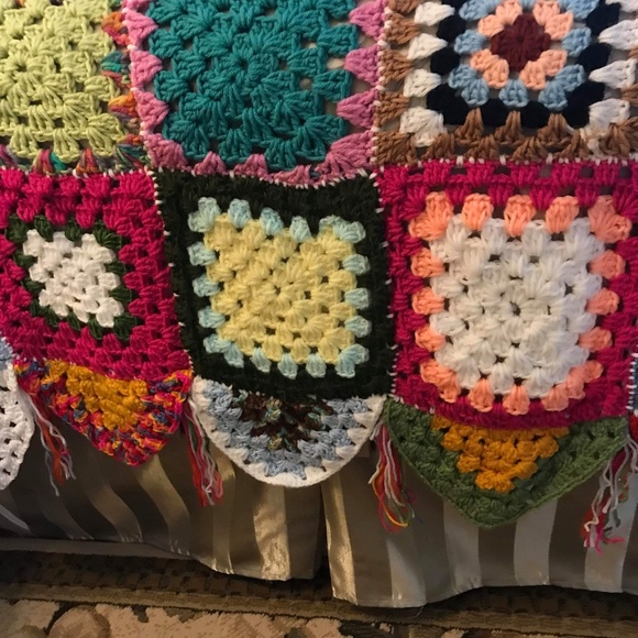 FARMHOUSE HANDMADE GRANNY SQUARE QUEEN BLANKET - Picture 7 of 8